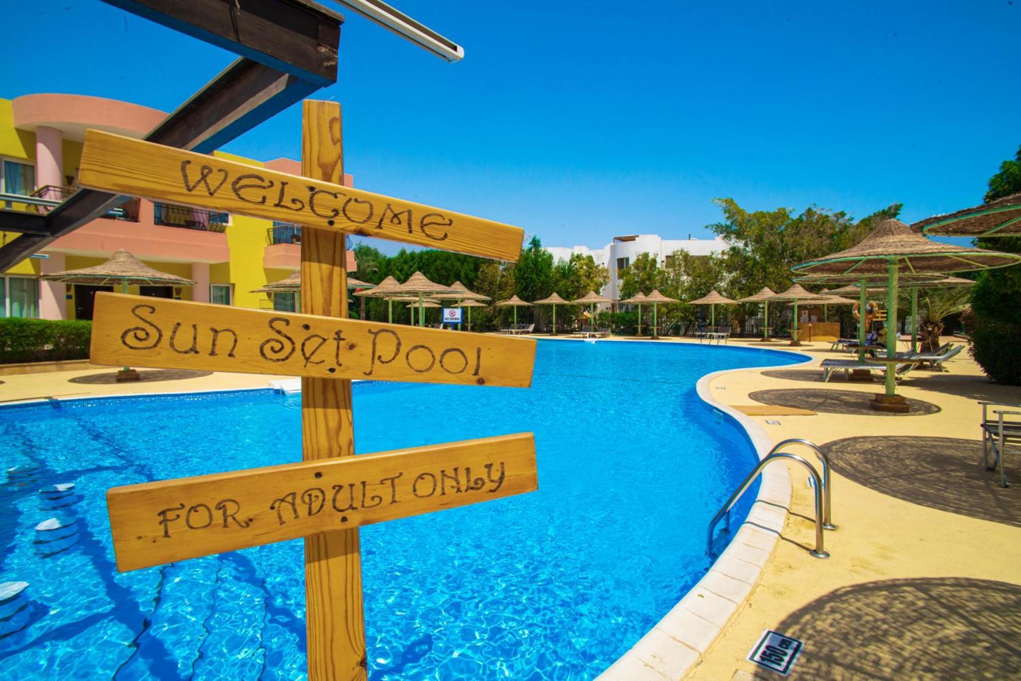 מלון Sierra Sharm El Sheikh מראה חיצוני תמונה The pool at the hotel