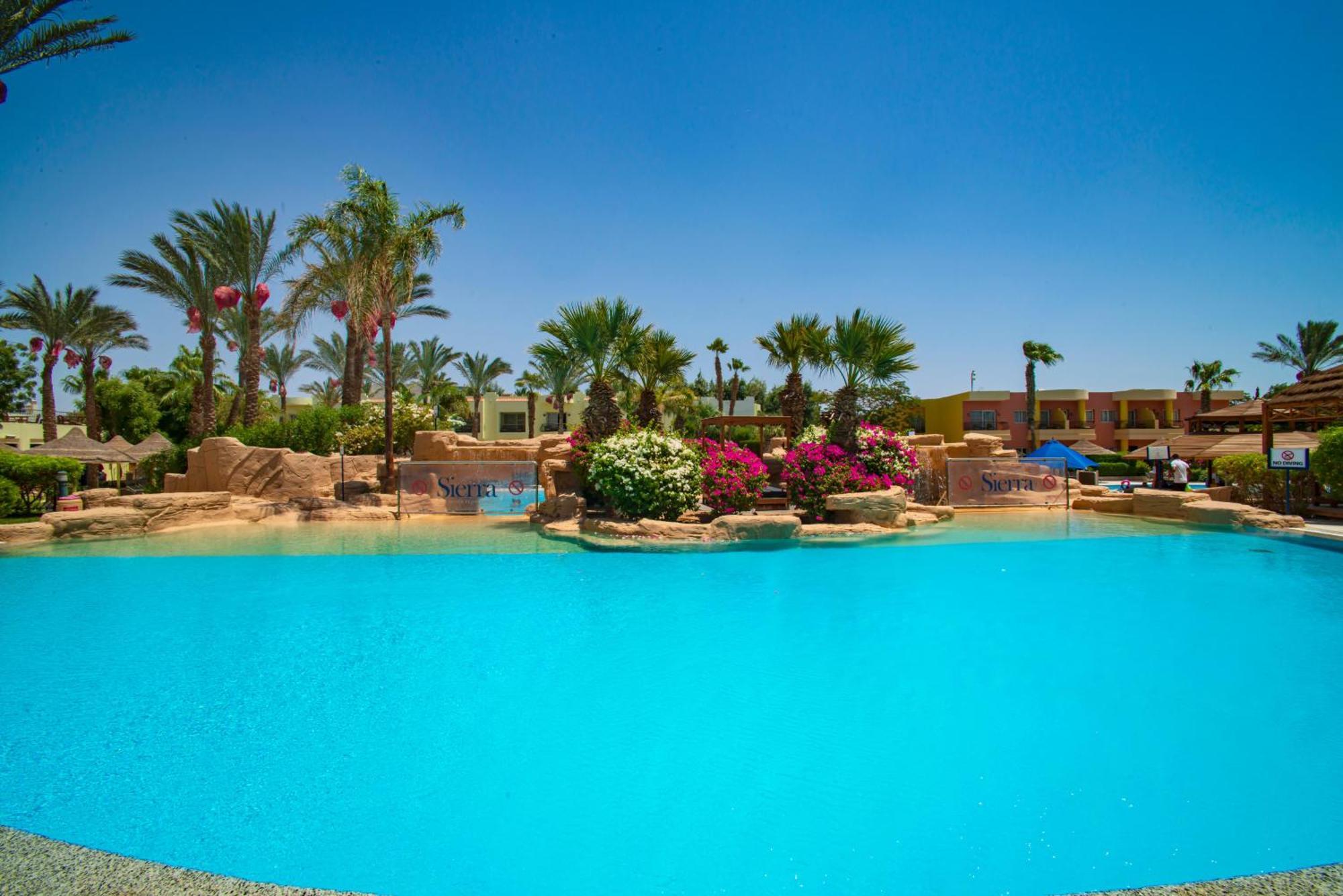 מלון Sierra Sharm El Sheikh מראה חיצוני תמונה The swimming pool at the Hilton Luxor