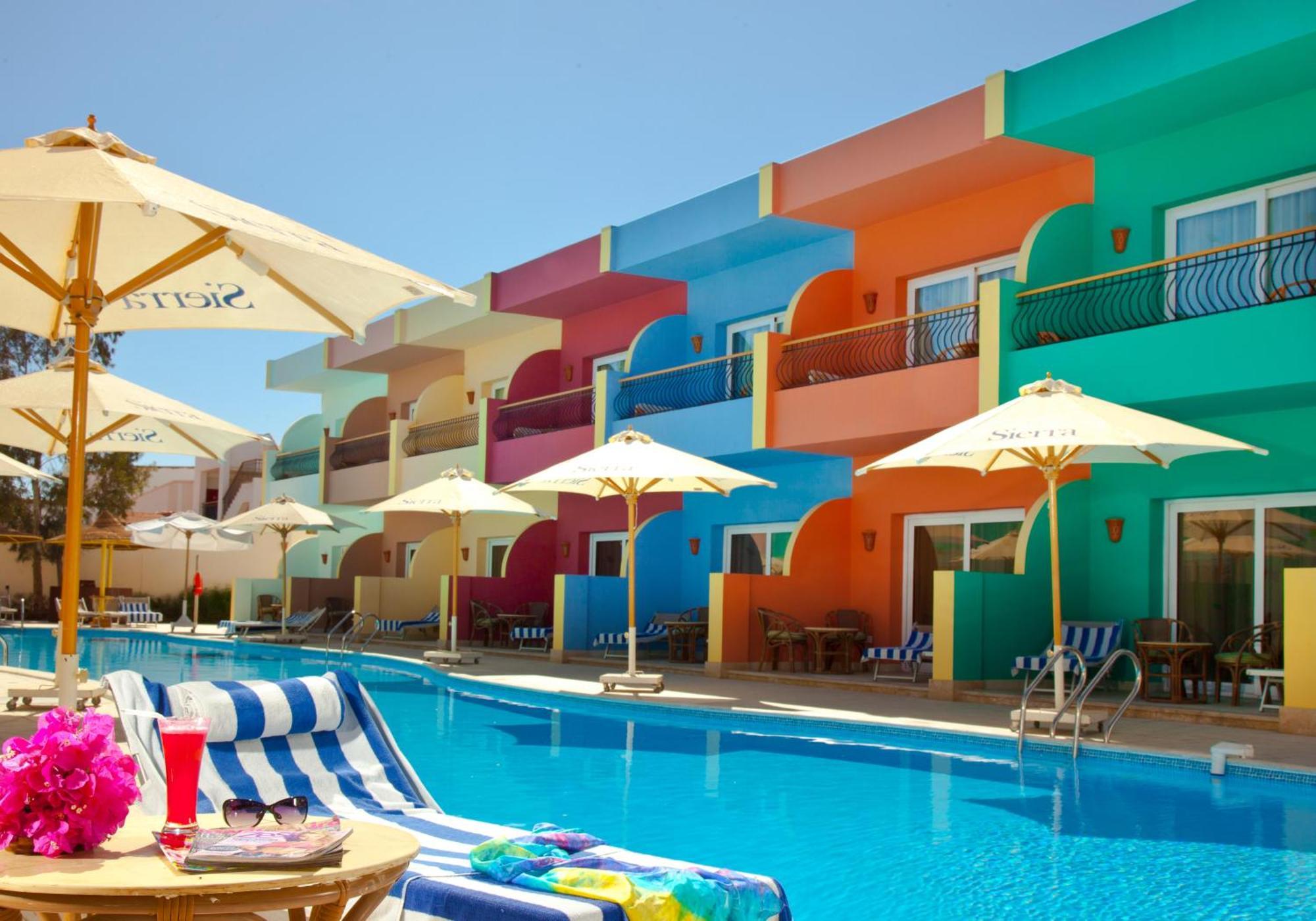 מלון Sierra Sharm El Sheikh מראה חיצוני תמונה A pool at a resort in Egypt