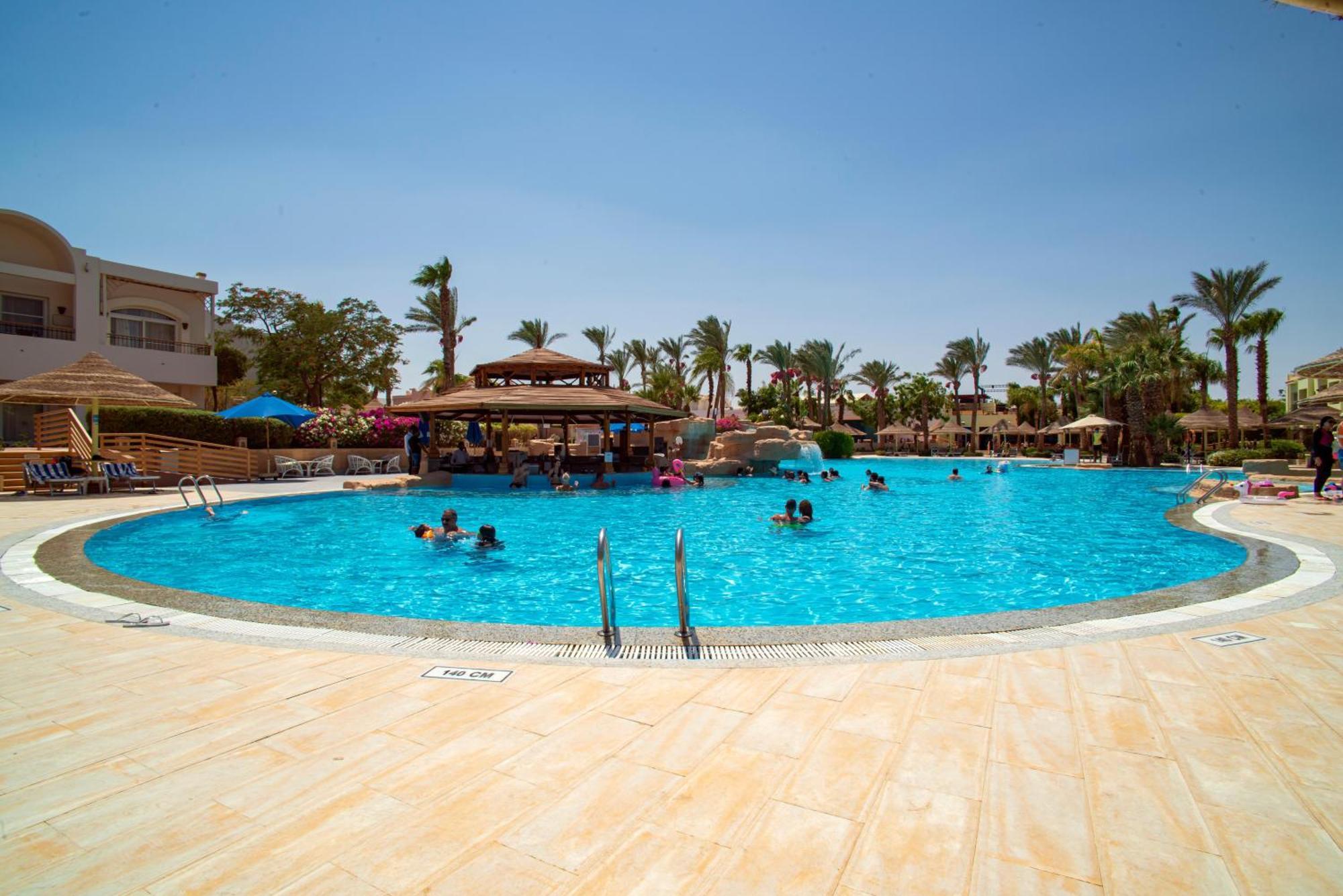מלון Sierra Sharm El Sheikh מראה חיצוני תמונה A swimming pool at a resort in Egypt
