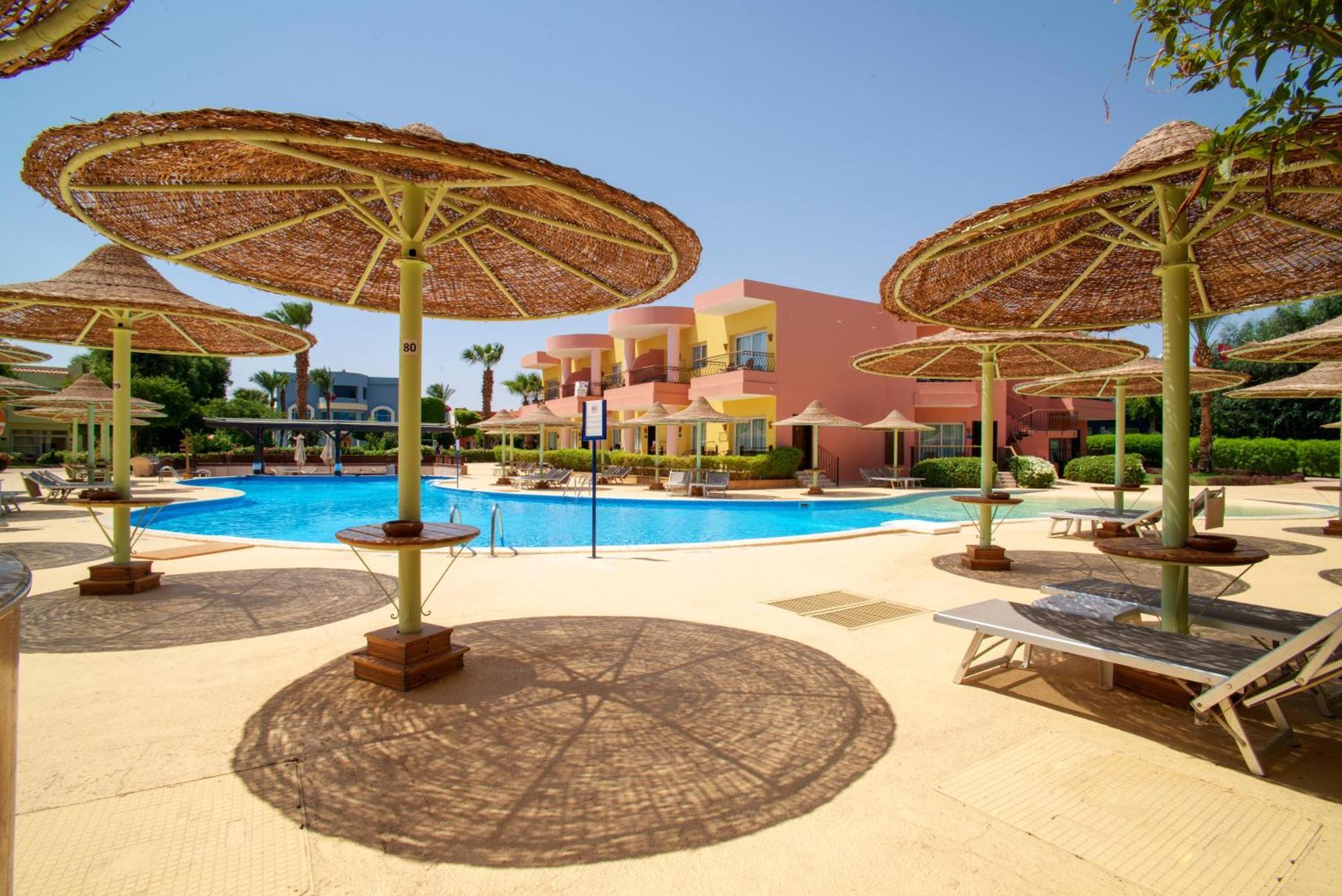 מלון Sierra Sharm El Sheikh מראה חיצוני תמונה A pool at a resort in Egypt