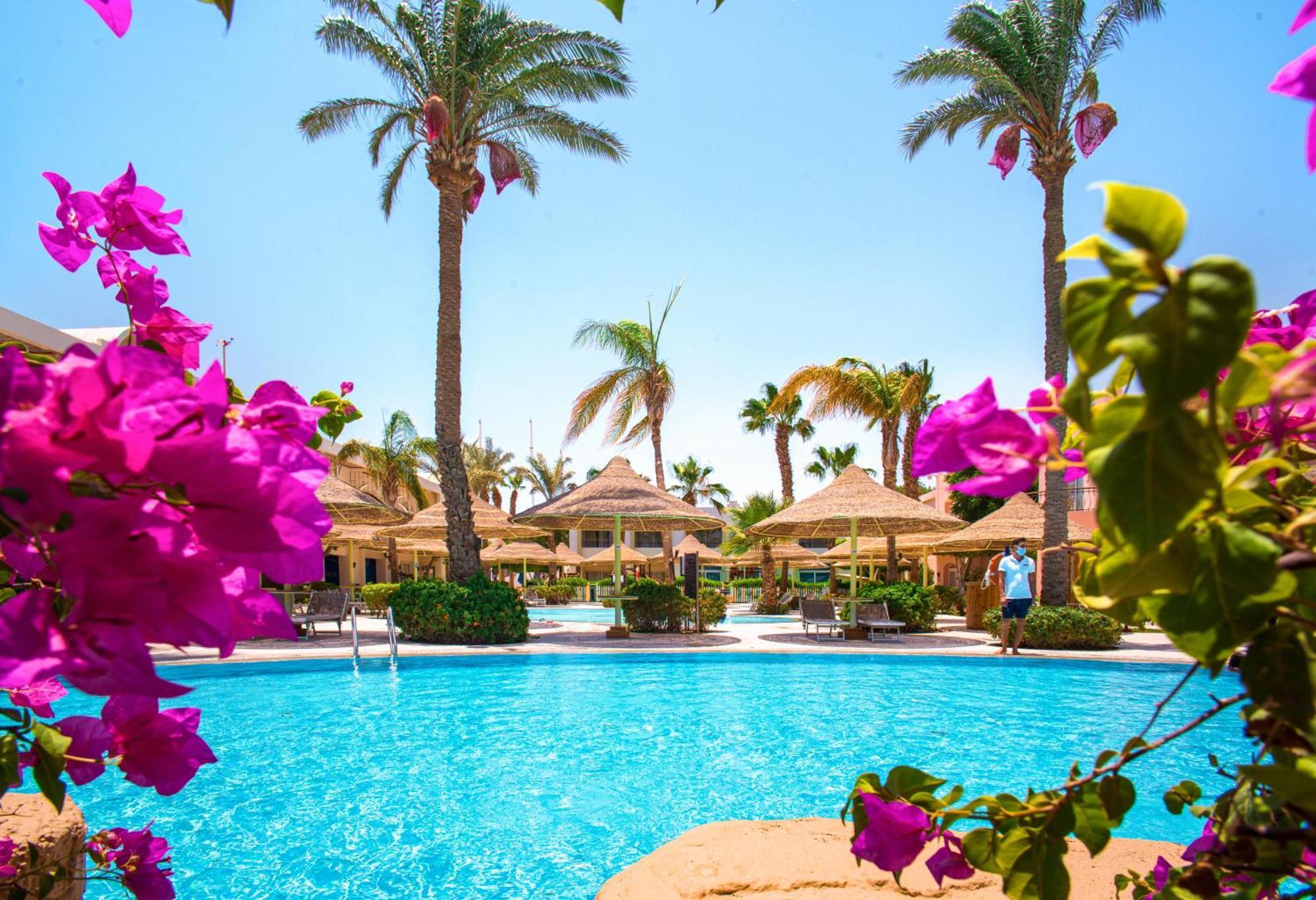 מלון Sierra Sharm El Sheikh מראה חיצוני תמונה A swimming pool at a resort